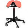 Sedlová stolička Salli SwingFit Farba čalúnenia: Koža - koralová #05145, Výška postavy: Vysoká (L) - od 165 cm, Konštrukcia: čierna + štandard základňa 24 farieb