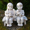 Záhradná dekorácia - chlapec,dievča na lavičke