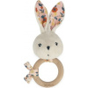 Kaloo Drevená hrkálka pre bábätká Zajačik K´Doux poppy