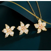 Naishide Jewelry Jemný šperkový set s dominantným kvetinovým prvkom a trblietavými zirkónmi v zlatom tóne