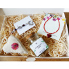 Handmade darčekový box s kľúčenkou, náramkom a sviečkou a dekoráciou (Darčeková krabička pre ženy )