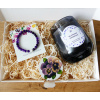 Handmade fialový darčekový box s náramkom, sviečkou a dekoráciou (Darčeková krabička pre ženy )