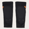 OAKLEY All Mountain D3O Elbow Grd Blackout Veľkosť oblečenia: M Chrániče lakťov na bicykel