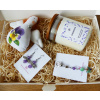 Handmade fialový darčekový box s náušnicami, sviečkou, kľúčenkou a dekoračným anjelom (Darčeková krabička pre ženy )