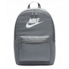Športový batoh Nike Heritage DC4244-063 – ideálny na školu či výlety (Objavte perfektný tovar na každodenné dobrodružstvá s batohom Nike Heritage DC4244-063 v šedom farebnom prevedení Smoke Grey so št