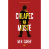 Chlapec na mostě