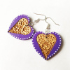 Fialové folklórne srdcové náušnice vypaľované do dreva (Drevené folklórne náušnice červené srdcia s vypaľovaným vzorom)