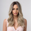 Jemne plavá blond vlnitá parochňa Lexa s tmavými korienkami