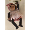 Opička v bílých šatech s s drobnými vzory od RosaToys (MONO REBORN 35CM ROSA CON VESTIDO )