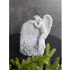 lacne-dekoracie.sk Betónová dekorácia – anjel pri pamätníku s ružami 10x13cm