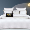 Saténové obliečky KRELA WHITE 140x200 cm Saténové obliečky KRELA WHITE 140x200 cm - 140x200 cm - 7 SET 2x vankúš 2x malý vankúš 2x prikrývka 1x plachta - zips