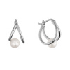 Strieborné náušnice kruhy s bielou riečnou perlou 21130.1