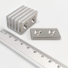 Neodýmový magnet kváder 40×20×4 mm s 2 dierami M4 (južný pól na strane s priehlbinami) - N38