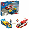 LEGO 60256 Mestský súboj pretekárskych áut, stavebnica s pretekárskym autom a 2 minifigúrkami pretekárov, pretekárske auto, hračky pre deti od 5 rokov