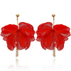 Yvon Červené kvetinové náušnice z textilu - ľahkosť hodvábu a očarujúce objem