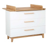 Biela nízka detská komoda v dekore duba s prebaľovacím pultom 118x104 cm Finn – Roba