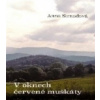 V oknech červené muškáty