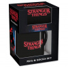 Darčekový set Stranger Things - Logo hrnček a ponožky