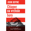 Chlapec na vrchole hory MV