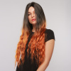 Vlnitá čierna ombré parochňa Stacy s hrdzavými koncami
