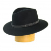 Vlnený klobúk zdobený koženým opaskom - čierna-57