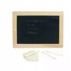 Obojstranná čierna tabuľka s kriedami