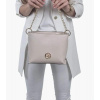 Béžová crossbody kabelka so zlatou retiazkou a remienkom Grosso 25x20x9 (Béžová crossbody kabelka so zlatou retiazkou a remienkom Grosso 25x20x9)