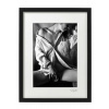 Atelier - Petr Vydra Umelecká fotografia Akty - Dievča s pomarančom (čierny rám), Velikost a varianta fotografií Černý rám 30 x 40 cm ( pasparta 21x 30 cm )
