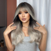 Dlhá strieborno-sivá vlnitá parochňa Liana s ofinou