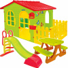 Detský domček Mochtoys s plotom, šmykľavkou a piknikovým stolom (VEĽKÝ DOM S PLOTOM, ŠMYKĽAVKOU, ZÁHRADNÝM STOLOM, IHRISKOM pre deti 3 V 1)