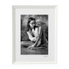 Atelier - Petr Vydra Umelecká čiernobiela fotografia - Dievča v okuliaroch (biely rám), Velikost a varianta fotografií Černý rám 30 x 40 cm ( pasparta 21x 30 cm )