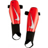 Futbalové chrániče Nike Charge DX4608-635 Veľkosť: S (150-160cm)