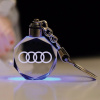 Svietiaci prívesok na kľúče s logom áut - Audi