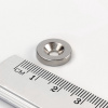 Neodýmový magnet valec 14×3 mm s dierou M4 (južný pól na strane s priehlbinou) - N38