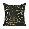 Čierna zamatová obliečka na vankúš so vzorom zlatého kamenia Šírka 45 cm | Dĺžka 45 cm čierna