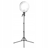 Kozmetická kruhová lampa na bielom stojane (Kozmetická kruhová lampa na bielom stojane)