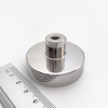 Magnet v puzdre s vysunutým vnútorným závitom 48×12 mm