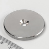 Neodýmový magnet valec 42×4 mm s dierou M4 (severný pól na strane s priehlbinou) - N38