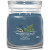 Aromatická svíčka Signature sklo střední Bayside Cedar 368 g - Yankee Candle