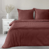 Saténové posteľné obliečky VERA s jemnými prúžkami v burgundy farbe Rozmer posteľných obliečok: Šírka x Dĺžka: 220x200cm + 2 ks 70x80 cm