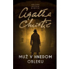 Muž v hnedom obleku