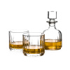 Dva poháre a fľaša na whisky, rum, alebo brandy