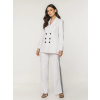 Dámsky biely elegantný kostým s kontrastnými detailmi 18191