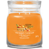 Aromatická svíčka Signature sklo střední Farm Fresh Peach 368 g - Yankee Candle