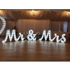Nápis Mr & Mrs 90cm | Ponúkame svetelný nápis | Svietiace písmená Veľkosť: 90cm
