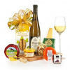 darčekáreň.com Darčekový kôš Doštička s výberom syrov a vínom
