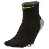 M NG LTWT QT - Futbalové ponožky Nike Grip Strike Lightweight Quarter s extra polstrovaním, dynamickú kompresiou a vystužením v oblasti päty. Na chodidle sa nachádza špeciálna flex drážky, ktoré podpo