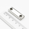 Magnet v puzdre s dierami pre skrutky 40×13,5×5 mm