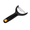 Škrabka, strúhadlo - FISKARS Obieraczka z poprzecznym ostrzem 1016122 (Škrabka, strúhadlo - FISKARS Obieraczka z poprzecznym ostrzem 1016122)