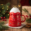 Vianočný porcelánový hrnček s viečkom a miešadlom ALTOM DESIGN CHOINKA 500 ml červený